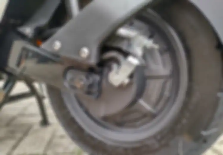 Ini Sebabnya Ganti Ban Motor Listrik Gak Boleh Sebarangan Gaes