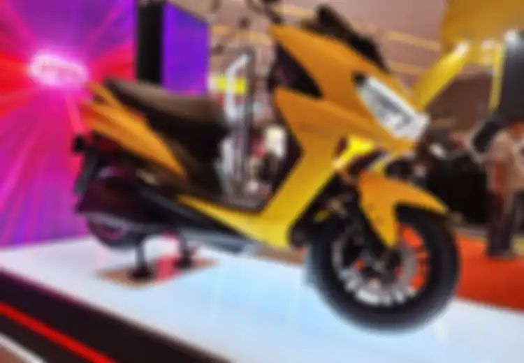 Pasutri Muda Merapat, Beli Motor Listrik Polytron di IIMS 2024 Dapat Alat Elektronik Rumah Tangga