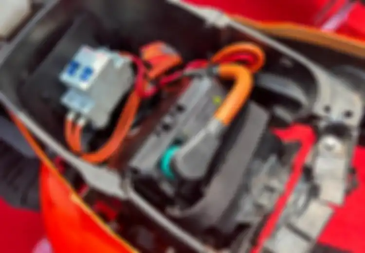 Bukan Setiap Dicolok, Ini Cara Hitung Charge Cycle Baterai Motor Listrik