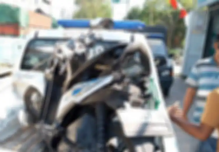 Honda BeAT Dilipat Truk Gandeng, Pengendara Bolak-balik Pelototin Kakek di Handphone
