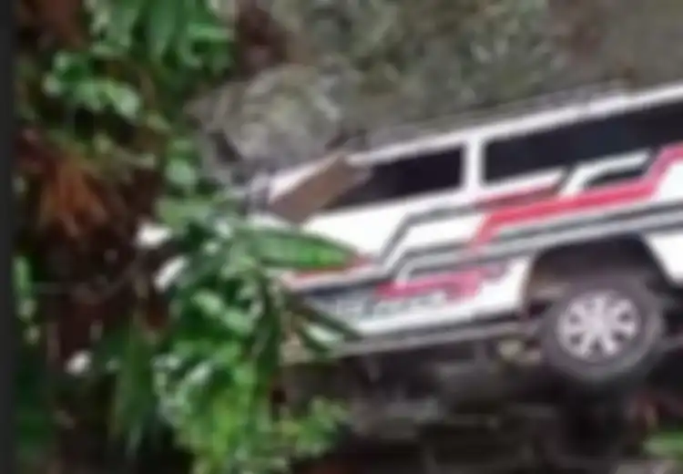 Petaka Pulang Hajatan, Mitsubishi L300 Wagon Terkapar di Dasar Sungai 10 Meter