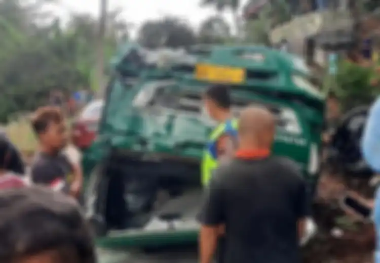 Truk Tronton Hino Kayang, Libas BeAT, Scoopy dan PCX Hingga Remuk Tak Berbentuk