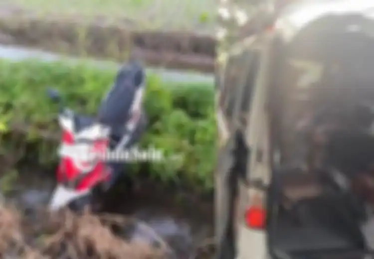 Dua Pemuda Masuk Ambulans di Malam Tahun Baru, Ditemukan Subuh Bareng Honda BeAT Nungging di Selokan