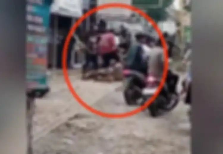 Puas, Dua Debt Collector Dijotosi dan Diinjak Pemuda Beramai-ramai di Tepi Jalan Grobogan