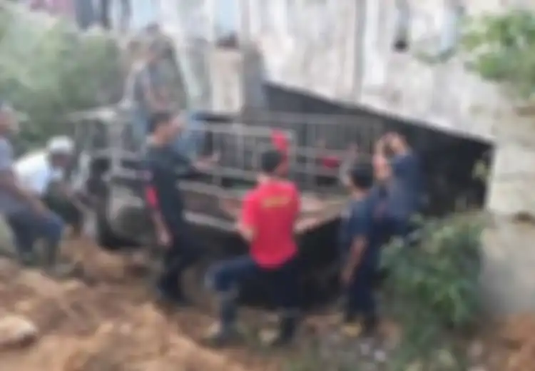 Makasih Damkar, Enggak Nolak Dimintai Tolong Urusi Mitsubishi L300 di Dasar Sungai
