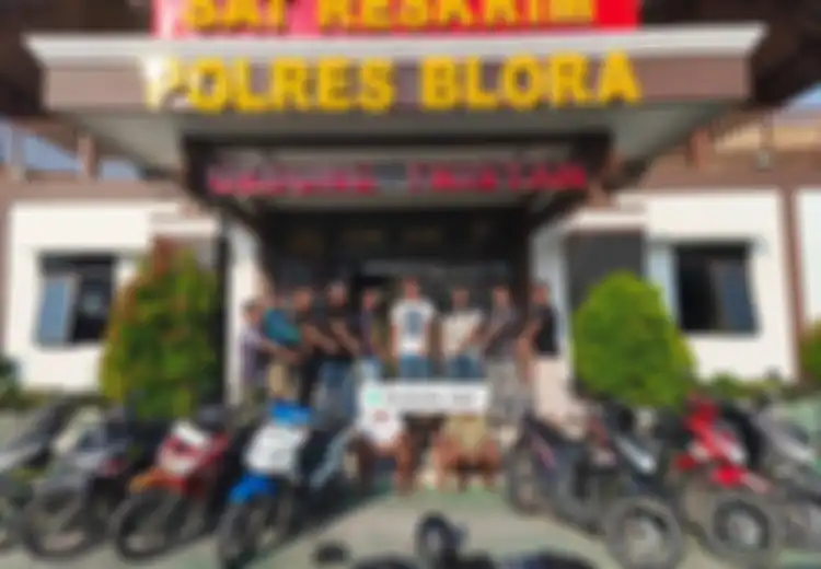 Jari Sembilan Polisi Tunjuk Tiga Pria Pose Foto Duduk, Libatkan 10 Honda BeAT dan Vario