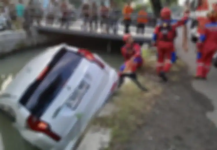 Aneh, Pajero Sport Kecelup Sungai Separuh Bodi Tapi Pemilik Malah Lari Terbirit-birit