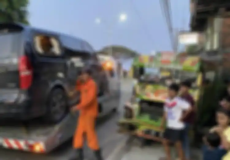 Hyundai H-1 Mulus Butuh Bengkel Bodi dan Cat, Parut Kereta Kelinci dan Tiang Listrik