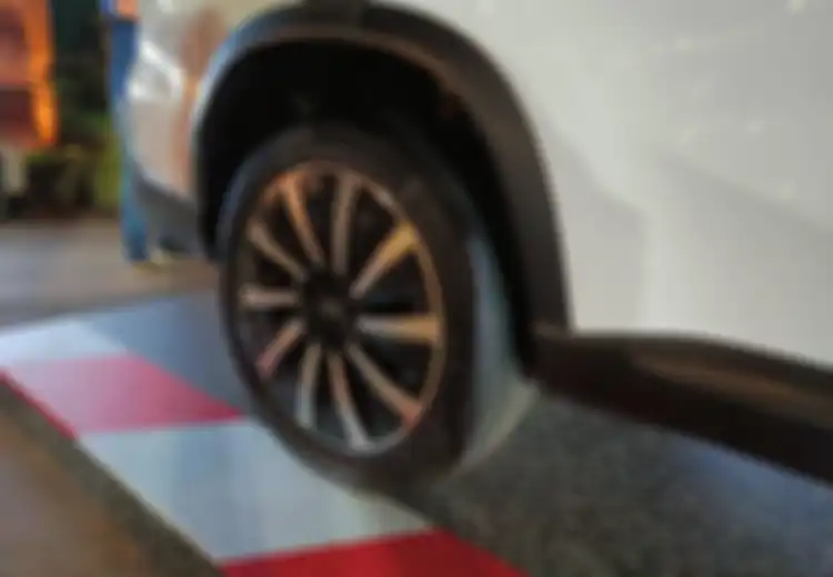 Ban Mobil Listrik Lebih Cepat Aus? Ini yang Perlu Diperhatikan