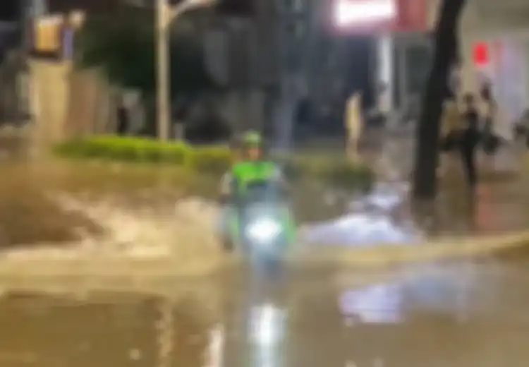 Jadi Tontonan, Ini Alasan Motor Listrik Tidak Mati Saat Terobos Banjir