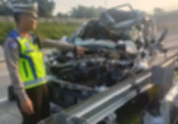 Pajero Sport Bak Keluar Mesin Cincang di Tol Semarang-Batang, Polisi Kejar Truk ke Arah Barat