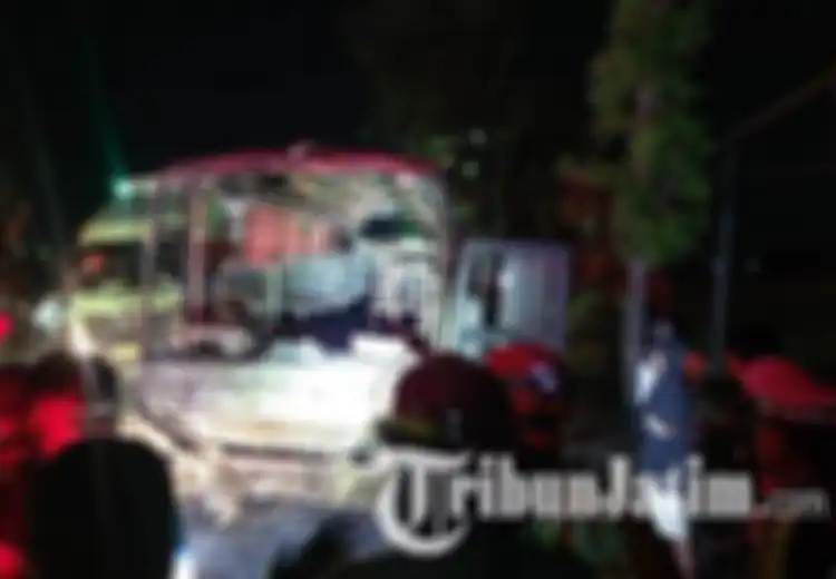 Bus dan BeAT Kering Dilumat Api di Nganjuk, Sopir dan Kernet Lenyap Usai Tragedi