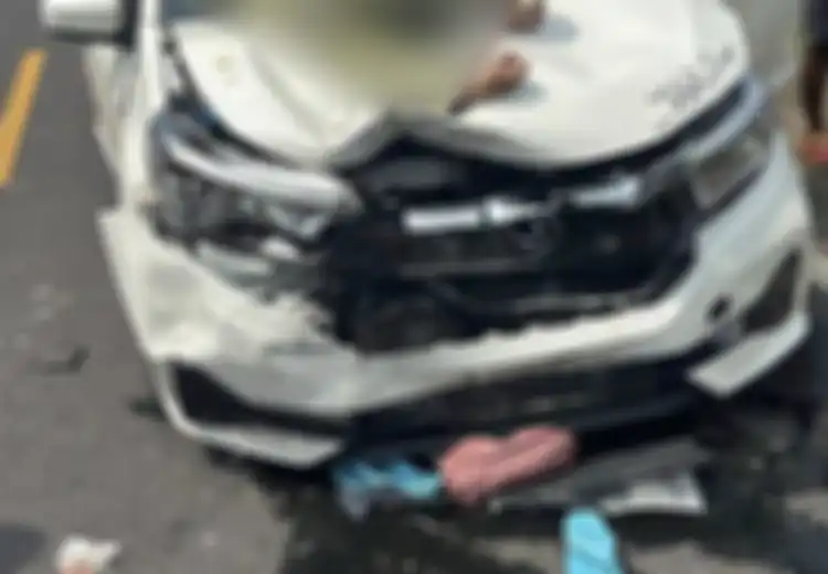Pengendara BeAT Mendarat di Kap Mesin Brio, Nyawa, Sandal, Tas dan Pelat Nomor Tercecer