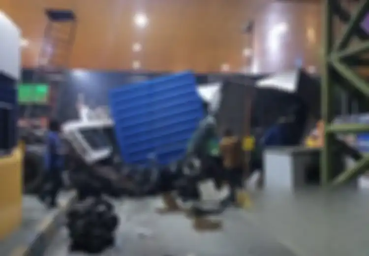 Mencekam, UD Truck Acak-acak Gerbang Tol Ciawi, Isuzu Colt Diesel Ikut Rebahan