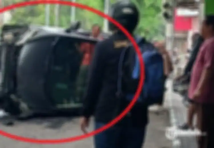 Honda Freed Terpelanting Jungkir Balik, Bodi Ambrol Sejadi-jadinya di Perempatan Nonongan Solo