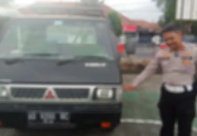Bus EKA Obrak-abrik Warung Es Dawet Sumiyati, Polisi Ikut Amankan Mitsubishi L300