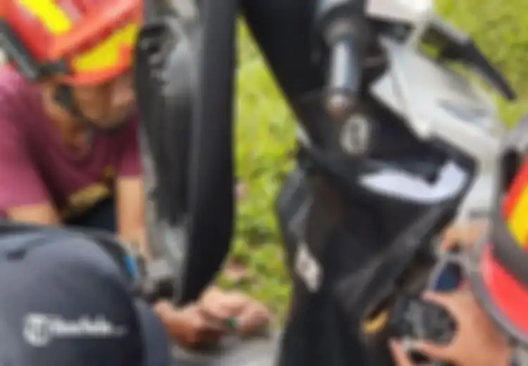 Honda BeAT Diobok-obok Petugas Damkar di Pinggir Jalan, Kobra Nongol Bikin Kaget