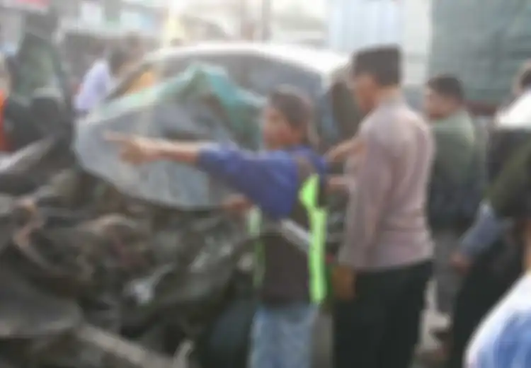 Pantura Arjawinangun Mencekam, Mitsubishi Kuda Hancur Lebur Diterkam Truk Kontainer Loncat