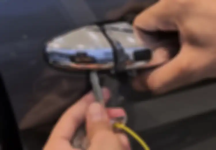 Baterai Remote Keyless Habis? Ini Cara Buka Pintu Mobil Bekas Secara Manual