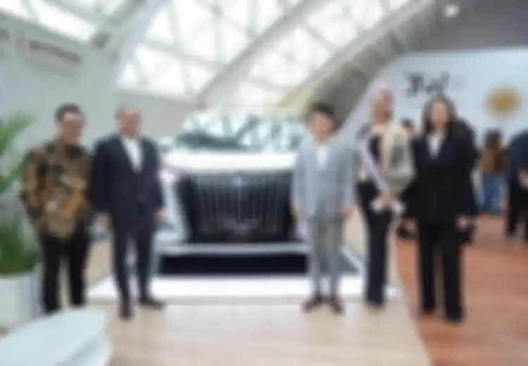Denza Perlihatkan Wajah Baru Kemewahan Listrik di Jakarta Fashion Week 2026
