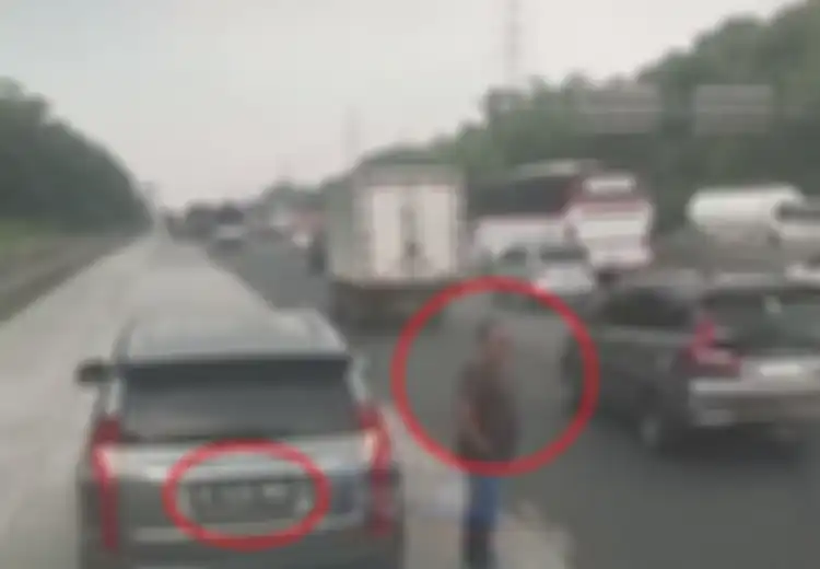 Sopir Pajero Sport Ngamuk di Tol Japek, Ngaku Polisi Pangkat Kombes dan Ancam Tembak Sopir Truk