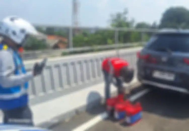 BR-V Kehabisan Napas di Jalan Layang MBZ, Disuntik 30 Liter Bensin di Tengah Macet