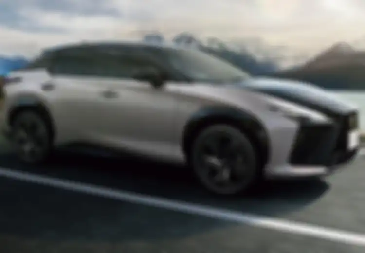 Lexus RZ 550e Boleh Kencang, Tapi Varian Ini Punya Jarak Terjauh