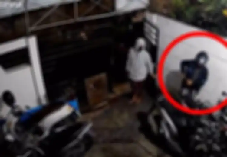 Polisi Surabaya Dilecehkan Dua Pria Ini, Mudah Gondol Honda BeAT Sambil Pamer Celurit
