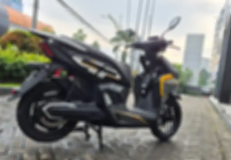 Mudahkan Perempuan Saat Parkir, Mundurkan Motor Listrik Cukup Dengan Sentuhan Jari