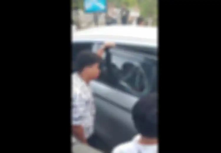 Petaka Ibadah Paskah Subuh, Kaca Pintu Mitsubishi Xpander Jemaat Gereja Retak Berlubang