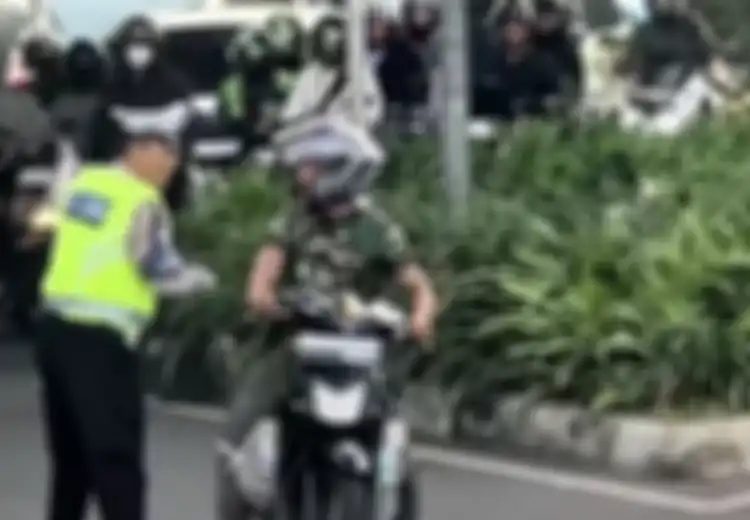 Pengendara Honda BeAT Baju Loreng Cekcok Vs Polisi, Masalah Lampu Merah