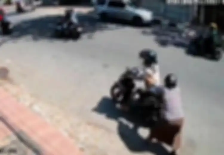 Honda BeAT Kandas di Tengah Keramaian, Aksi Nekat Pelaku Bikin Korban Tersungkur