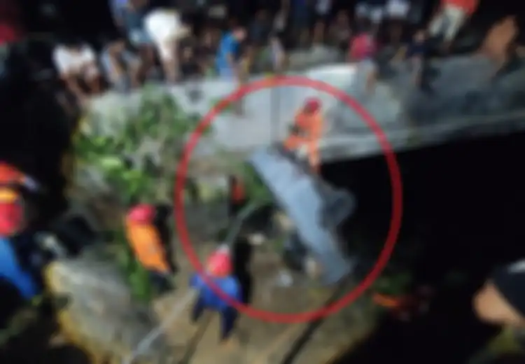 Mitsubishi L300 Menancap Lurus di Sungai Sedalam 7 Meter, Dua Orang Terjepit di Kabin