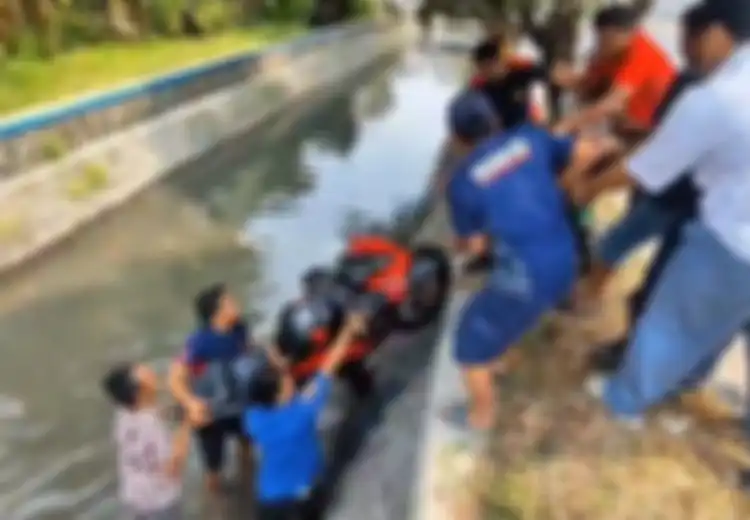 Honda CBR150R dan BeAT Ditarik Dari Dasar Sungai, Kedua Pengendara Digotong Ambulans