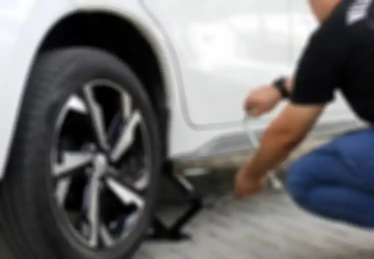 Intinya Tenang Dulu, Ini Panduan Lengkap Menghadapi Situasi Darurat Mobil di Jalan