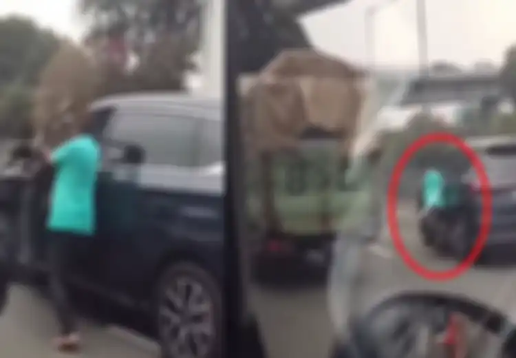 BYD M6 Seret Sopir Taksi Green SM Yang Gelantungan di Pintu Kiri, Urusan Bumper Belakang