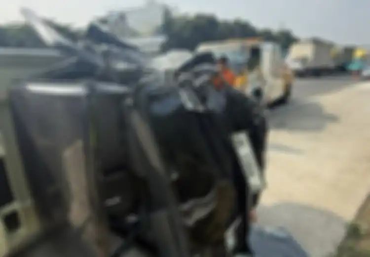 Mitsubishi L300 Jungkir Balik di Tol Jagorawi, Tendang Keras Daihatsu Terios di Bahu Jalan