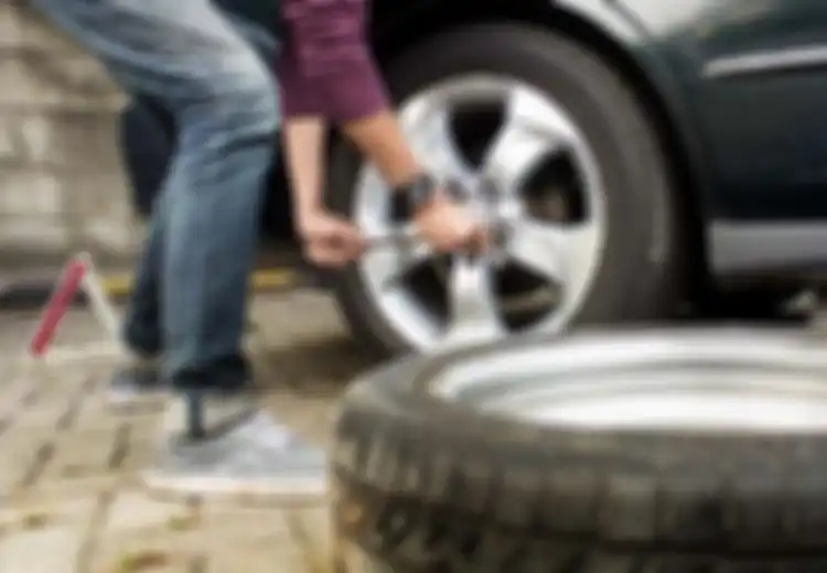 Ternyata Ini Sebabnya Pasang Mur Roda Mobil Bekas Pakai Tangan Dulu