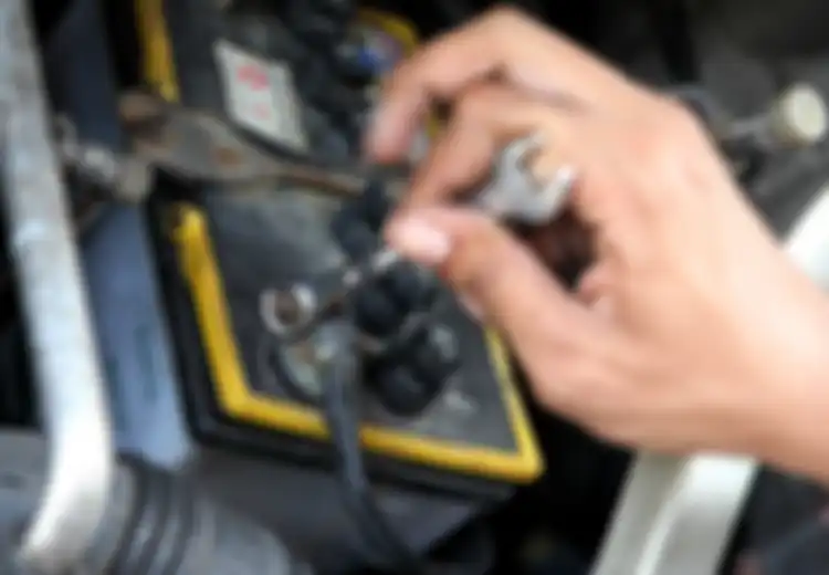 Ini Sebabnya Lepas Aki Mobil Bekas Sebaiknya Cabut kabel Aki Negatif Dulu
