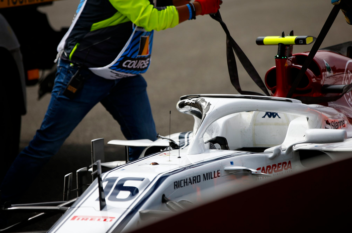 Halo mobil Charles Leclerc yang retak tertimpa mobil Fernando Alonso