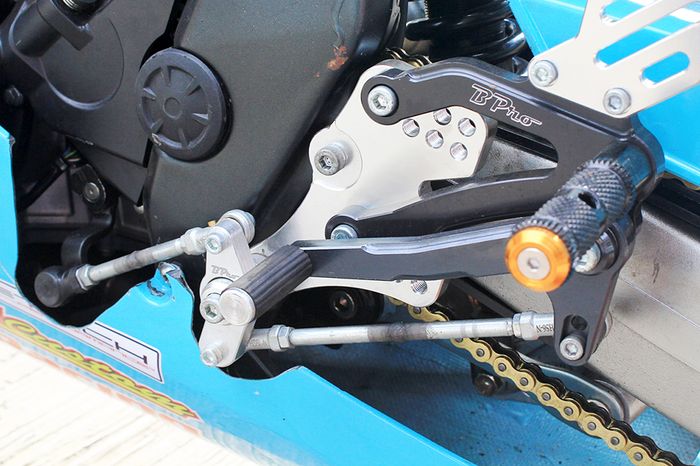 Modifikasi All New Honda CBR250RR 2017. Footstep BPro lebih ringan dengan adanya bearing