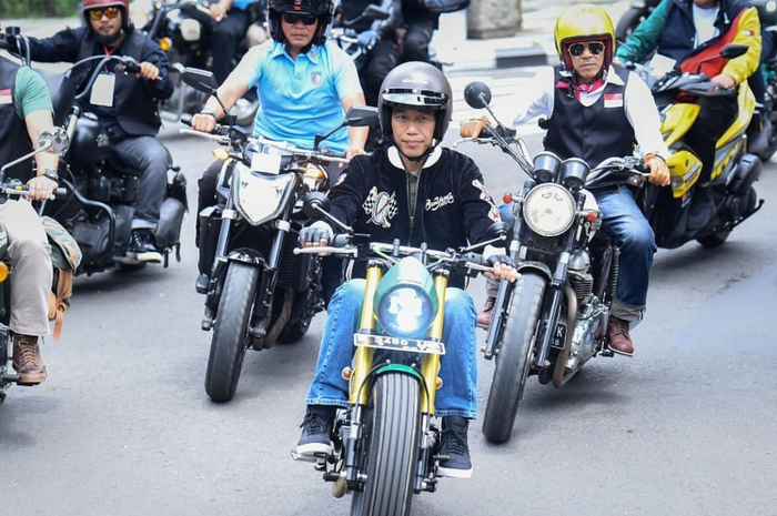 Jokowi saat riding di Bandung dengan memakai jaket Sukajan, Minggu (11/11/2018)