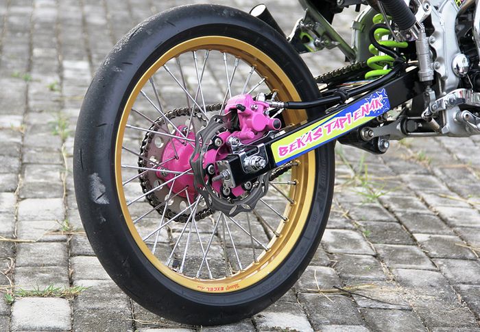 Modifikasi Kawasaki KLX 150. Kombinasi lebar pelek 1.60x17 dan ban 90/80-17 tidak membebani mesin