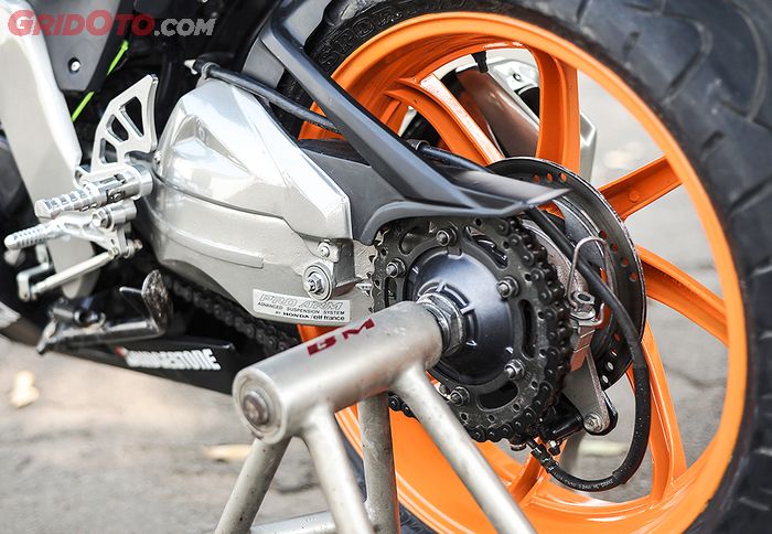 Modifikasi Bajaj Pulsar 220 2011. Pro-arm Honda RVF400, biar kekar ditambah kondom