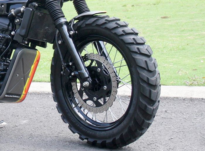 Ban gambot dan kembangannya kasar, siap menggaruk tanah