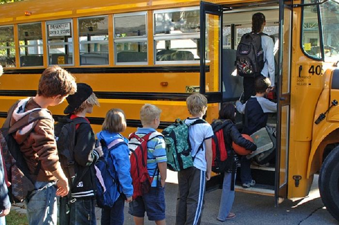 Bus sekolah berwarna kuning