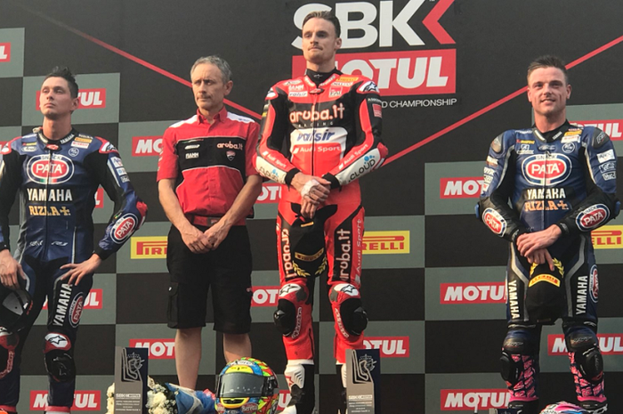 Michael Van Der Mark (kiri), Chaz Davies (tengah), dan Alex Lowes (kanan) di podium World Superbike Thailand 2018