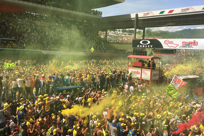 Suasana saat para fans turun nonton Valentino Rossi di podium MotoGP Italia 2018