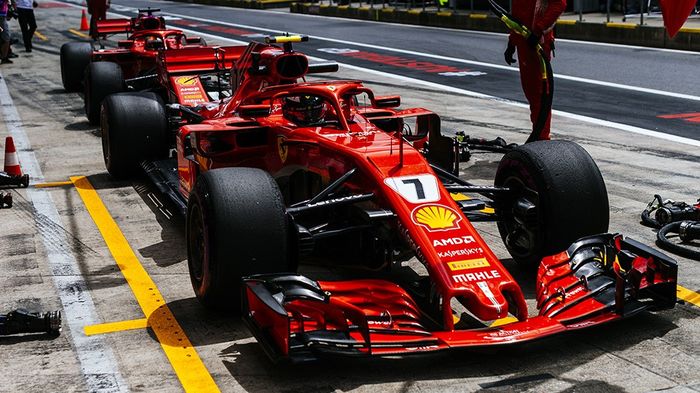 Dua mobil Ferrari SF71H yang dikemudikan Kimi Raikkonen dan Sebastian Vettel mengantar mereka naik podium 2 dan 3 di GP F1 Austria