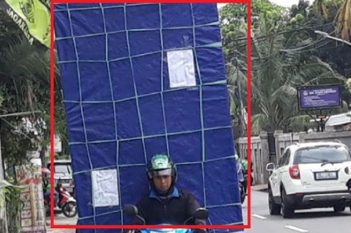 Lihat sendiri deh tinggi amat barang yang dibawa